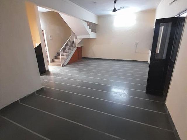 Rental | 3 BHK 1200 Sq.Ft. Apartment in Bhusari Colony