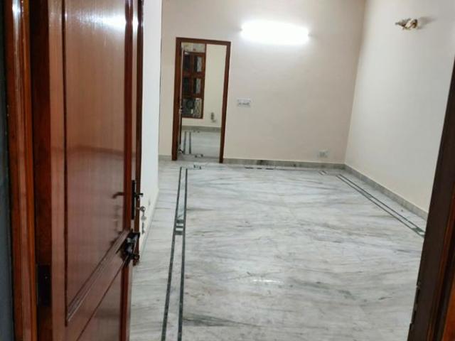 Rental | 3 BHK 1350 Sq.Ft. Apartment in Janakpuri