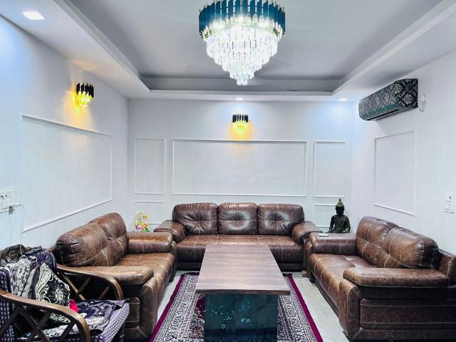 Rental | 3 BHK 1350 Sq.Ft. Apartment in Saket