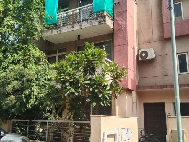 Rental | 3 BHK 1302 Sq.Ft. Apartment in Unitech Woodstock Floors