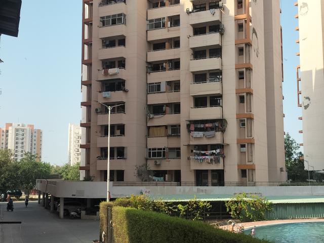 Rental | 3 BHK 1450 Sq.Ft. Apartment in SRS Royal Hills