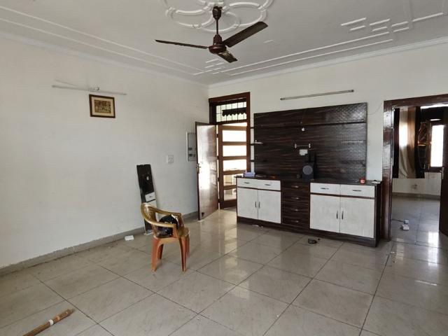 Rental | 3 BHK 1400 Sq.Ft. Apartment in Sector 63