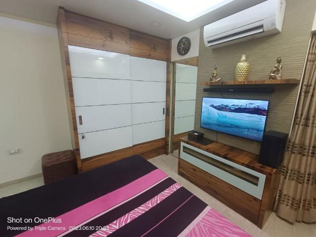 Rental | 3 BHK 1500 Sq.Ft. Apartment in Khar West