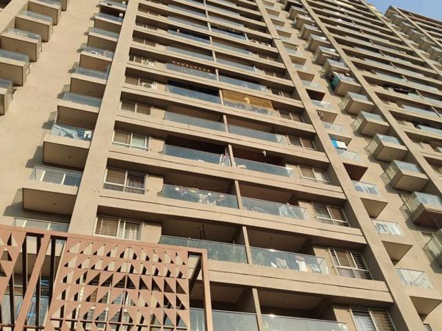Rental | 3 BHK + 1500 Sq.Ft. Apartment in Mantra Monarch