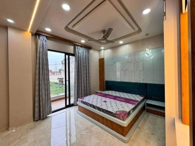 Rental | 3 BHK 1600 Sq.Ft. Apartment in Freedom Fighters Vihar