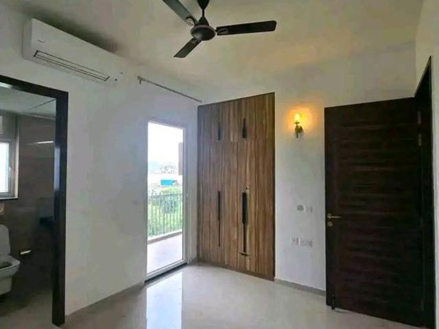 Rental | 3 BHK + 1753 Sq.Ft. Apartment in DLF Capital Greens Phase I And II