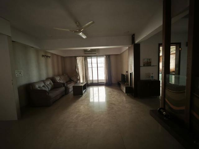 Rental | 3 BHK 1755 Sq.Ft. Apartment in Ratan Mahal CHS