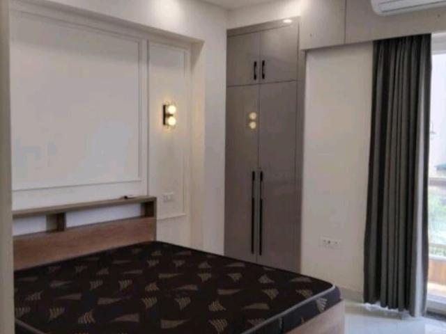 Rental | 3 BHK 1760 Sq.Ft. Apartment in Crystal Link Apartment