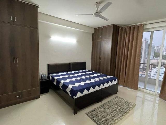 Rental | 3 BHK + 1700 Sq.Ft. Apartment in DLF Capital Greens Phase I And II