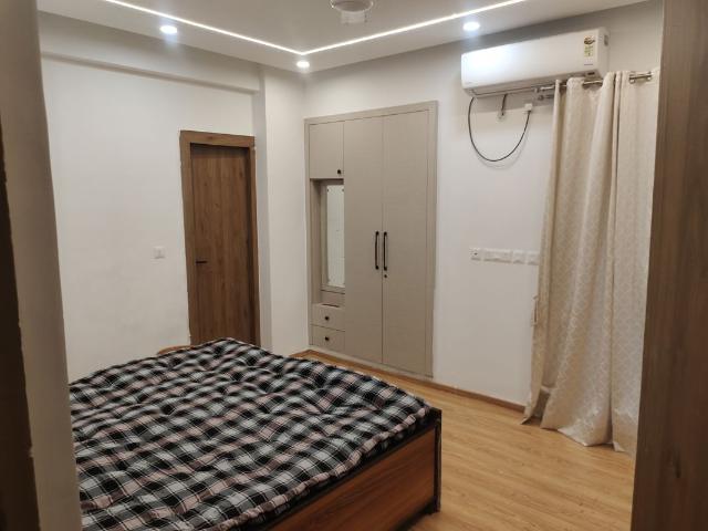 Rental | 3 BHK + 1700 Sq.Ft. Apartment in Sector 76