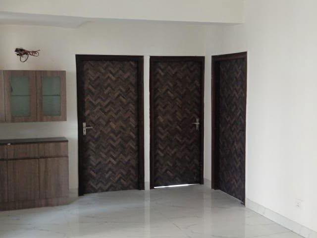 Rental | 3 BHK 1800 Sq.Ft. Apartment in Ram Shanti Apartment