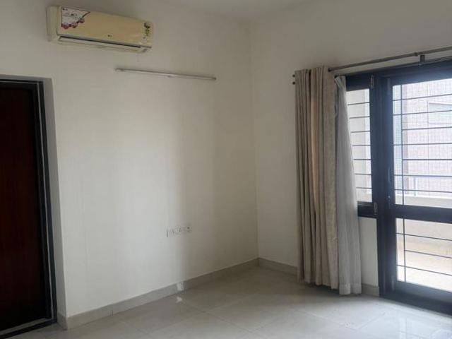 Rental | 3 BHK 1800 Sq.Ft. Apartment in Vaishnavi Splendour