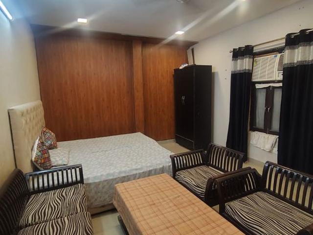 Rental | 3 BHK + 180 Sq.Yd. Apartment in Sector 43