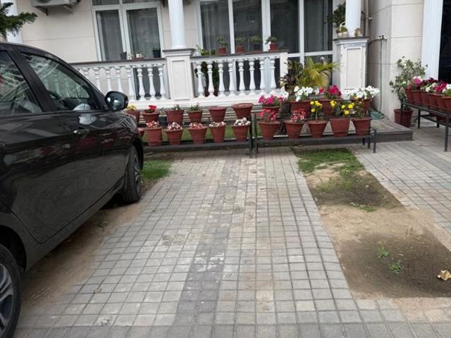 Rental | 3 BHK + 1900 Sq.Ft. Apartment in DLF Central Square