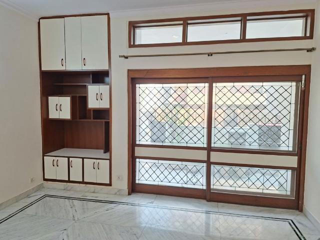 Rental | 3 BHK + 2000 Sq.Ft. Apartment in Uday Park