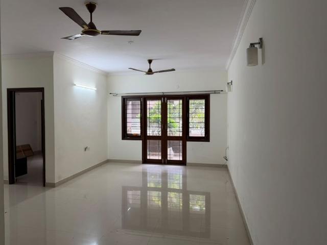 Rental | 3 BHK + 2200 Sq.Ft. Apartment in Vaishnavi Splendour