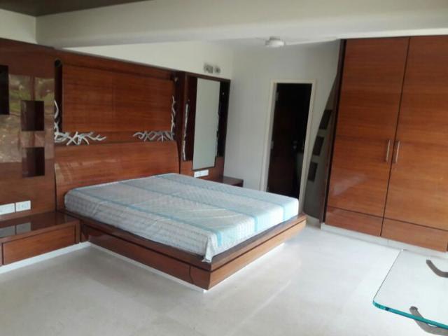 Rental | 3 BHK 2400 Sq.Ft. Apartment in Khar West