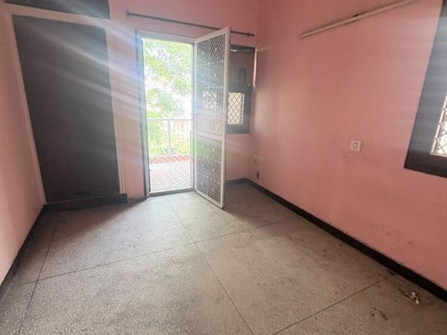 Rental | 3 BHK + 250 Sq.Yd. Apartment in Vikas Puri