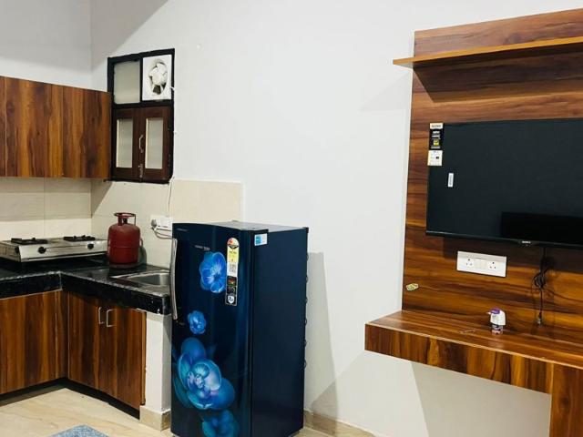 Rental | 3 BHK 260 Sq.Yd. Apartment in Devika Sadar Bazaar