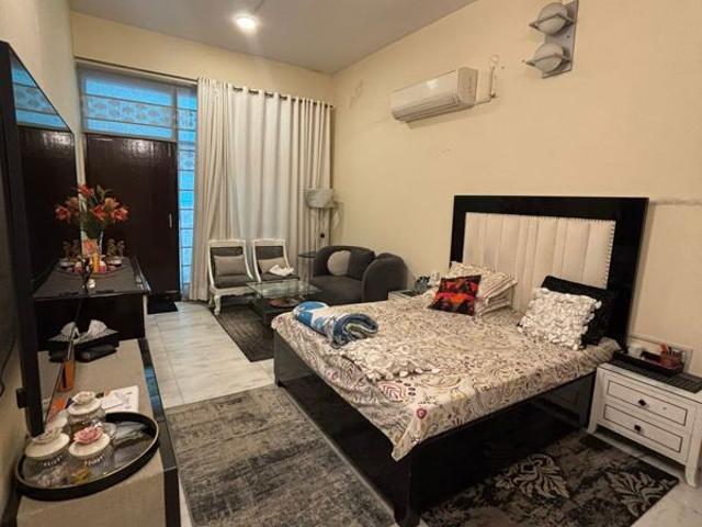 Rental | 3 BHK + 275 Sq.Yd. Apartment in DLF Express Greens