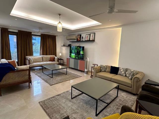 Rental | 3 BHK 2700 Sq.Ft. Apartment in Defence Colony