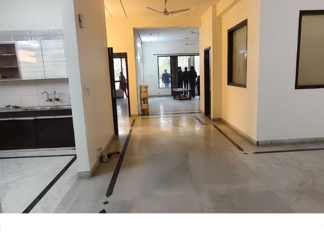 Rental | 3 BHK 300 Sq.Mt. Independent House in RWA Apartments Sector 51