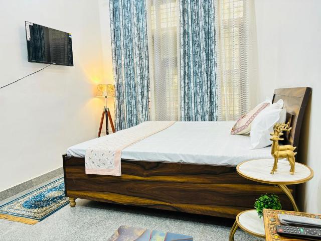 Rental | 3 BHK 300 Sq.Ft. Apartment in Malviya Nagar