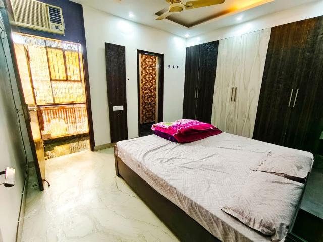 Rental | 3 BHK 300 Sq.Yd. Apartment in New Friends Colony
