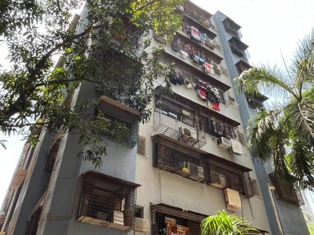 Rental | 3 BHK + 900 Sq.Ft. Apartment in Shivom Neela CHS