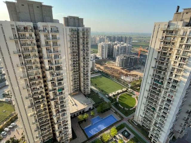 Rental | 3 BHK + Servant Room,Extra Room 2075 Sq.Ft. Apartment in Conscient Heritage Max