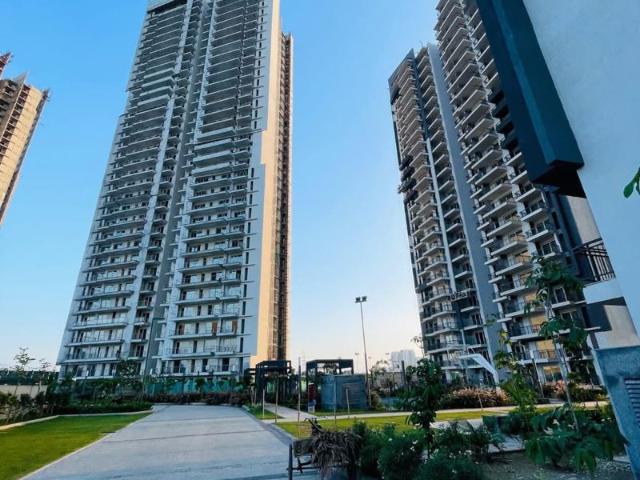 Rental | 3 BHK + Servant Room,Extra Room 2002 Sq.Ft. Apartment in Godrej Meridien