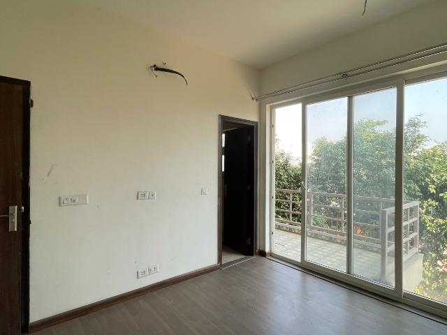 Rental | 3 BHK + Servant Room,Extra Room 2700 Sq.Ft. Apartment in BPTP Amstoria Country Floor