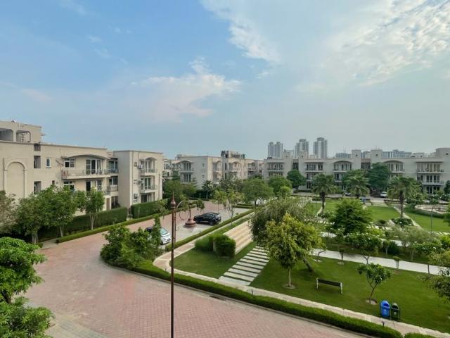 Rental | 3 BHK + Servant Room,Extra Room 2700 Sq.Ft. Apartment in BPTP Amstoria Country Floor