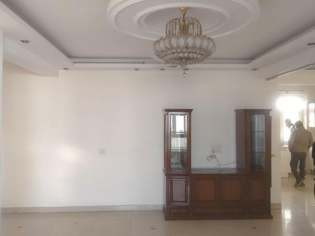 Rental | 3 BHK + Servant Room,Extra Room 2700 Sq.Ft. Apartment in Unitech Uniworld City