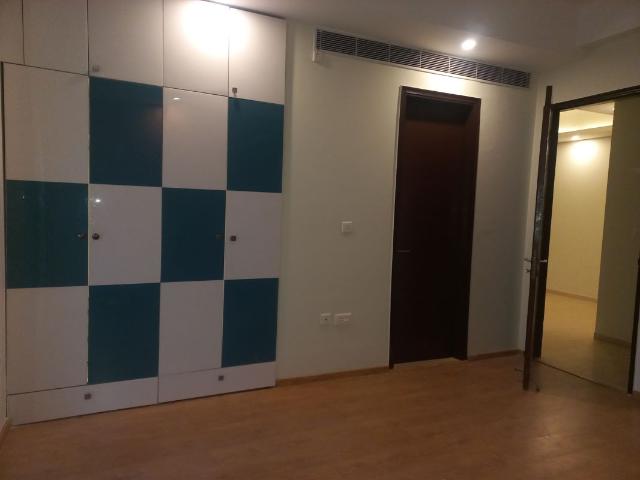 Rental | 3 BHK + Servant Room,Extra Room 3070 Sq.Ft. Apartment in Mahagun Mezzaria