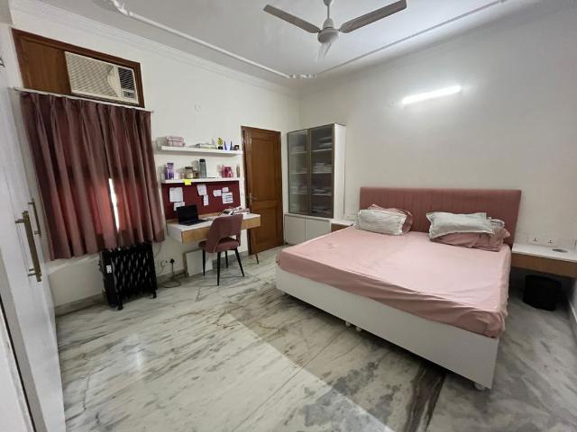Rental | 3 BHK + Servant Room,Study Room,Extra Room 2400 Sq.Ft. Apartment in Saket