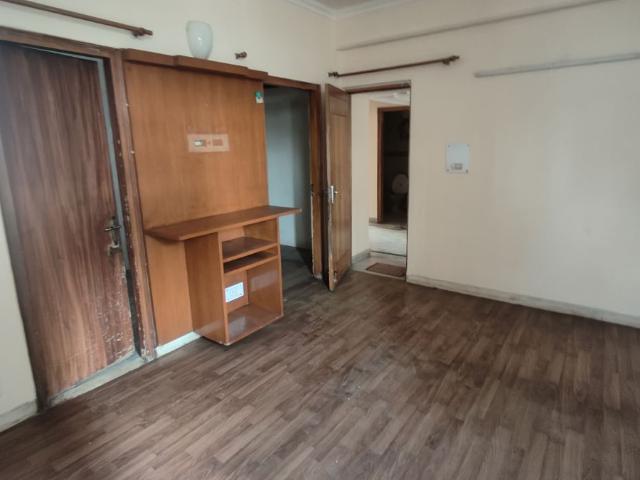 Rental | 3 BHK + Servant Room 2450 Sq.Ft. Apartment in Vastu Apartments