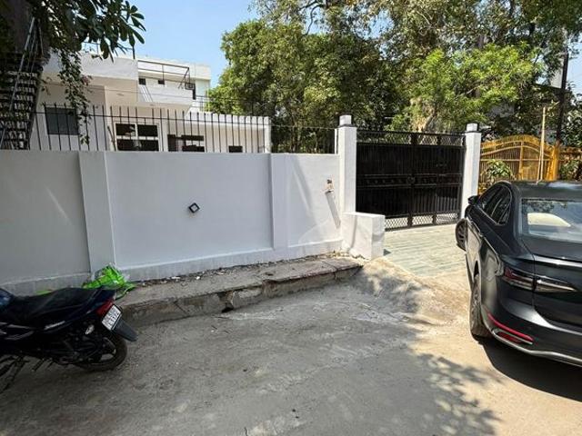 Rental | 3 BHK + Servant Room 250 Sq.Mt. Independent House in RWA Apartments Sector 71