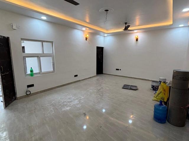 Rental | 3 BHK + Servant Room 250 Sq.Mt. Independent House in RWA Apartments Sector 72