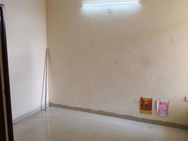 Rental | 3 BHK + Servant Room 275 Sq.Yd. Apartment in BPTP Park 81