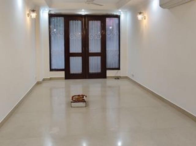 Rental | 3 BHK + Servant Room 217 Sq.Yd. Apartment in Defence Colony