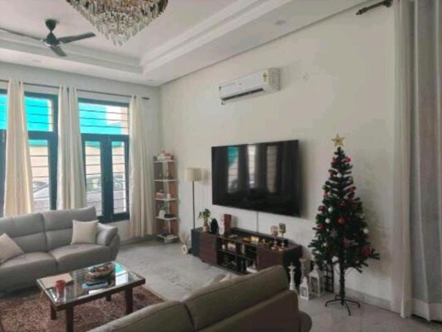 Rental | 3 BHK + Servant Room 4500 Sq.Ft. Independent House in Sector 44
