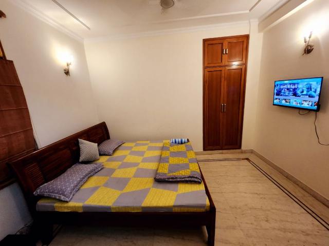 Rental | 3 BHK + Servant Room 900 Sq.Ft. Apartment in Vasant Kunj