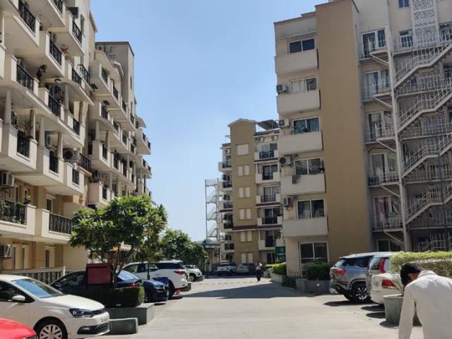 Rental | 3 BHK + Study Room 1650 Sq.Ft. Apartment in Emaar Emerald Floors Premier