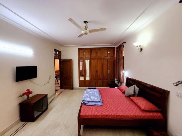 Rental | 3 BHK + Study Room 325 Sq.Yd. Apartment in Defence Colony
