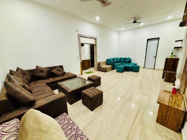 Rental | 3 BHK + Study Room,Extra Room,Basement 2700 Sq.Ft. Apartment in BPTP Amstoria