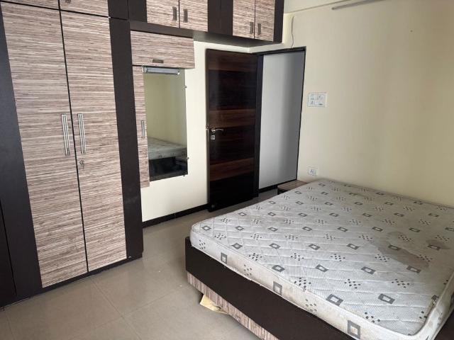Rental | 3 BHK + Pooja Room,Servant Room 1300 Sq.Ft. Apartment in Tolaram Building