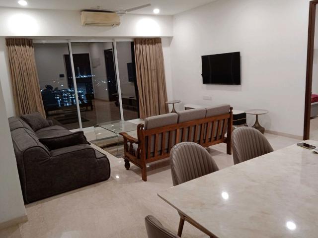 Rental | 3 BHK + Pooja Room,Servant Room 2000 Sq.Ft. Apartment in Lokhandwala Minerva Mahalaxmi