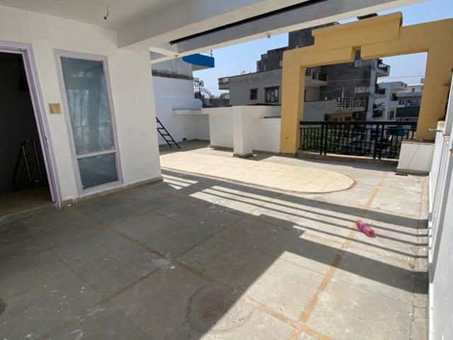 Rental | 3 BHK + Pooja Room,Servant Room,Basement 2700 Sq.Ft. Apartment in BPTP Amstoria Country Floor