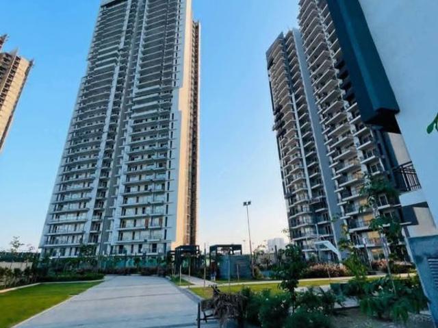 Rental | 3 BHK + Prayer Room,Servant Room 2002 Sq.Ft. Apartment in Godrej Meridien